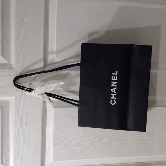 CHANEL Black & White Camellia Paper Gift Shopping Bag, Luxury Sized 11.75x9.5x5" - Picture 8 of 9